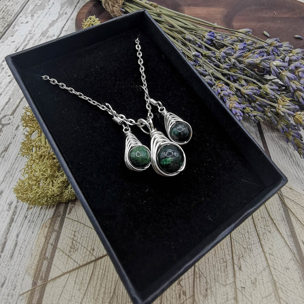 emerald-necklace-and-jewellery-set