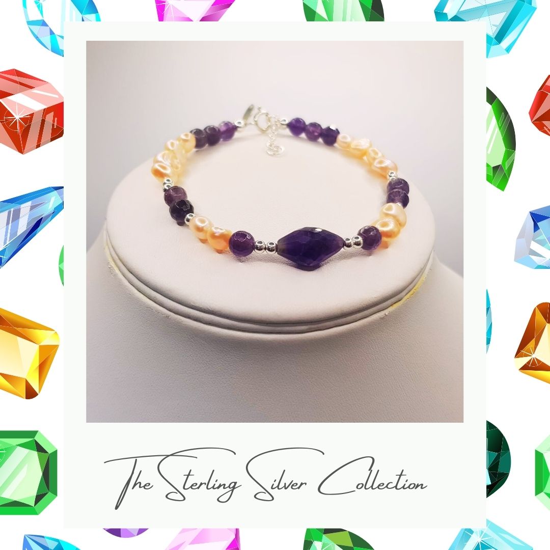 Single pearl bracelet with purple elements.