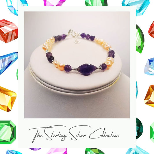 Single pearl bracelet with purple elements.